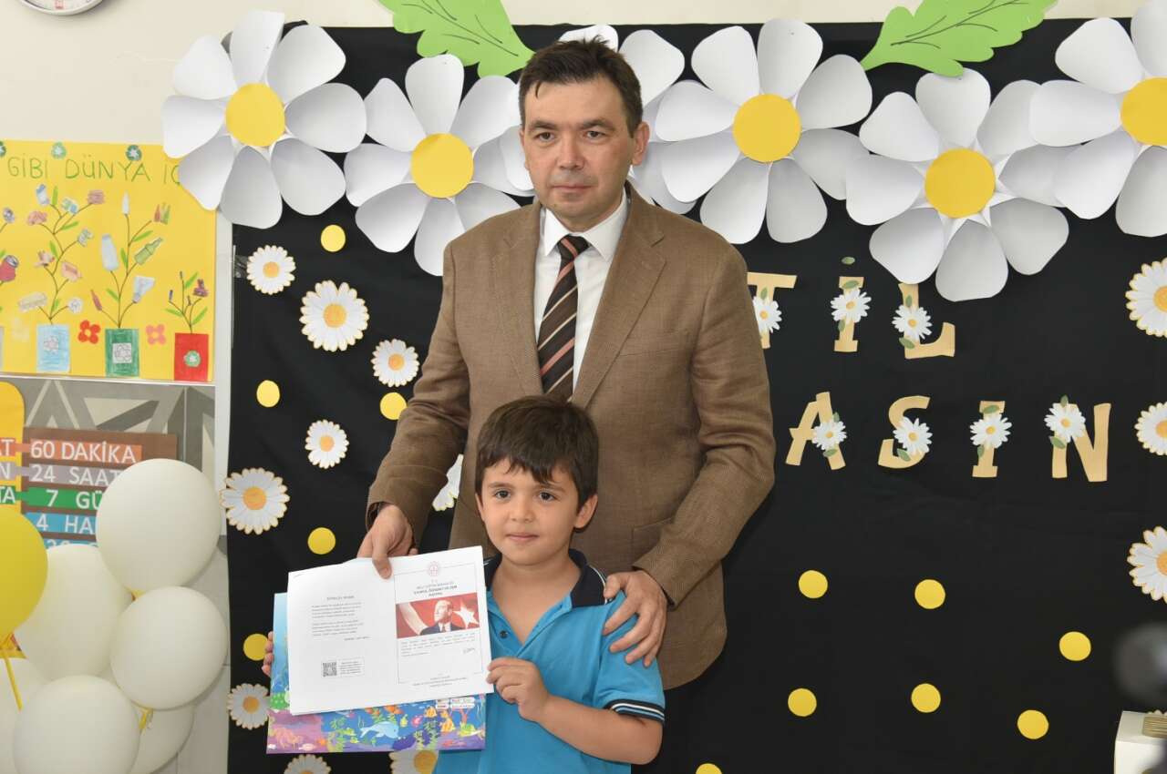 Konya'da yaz tatili resmen başladı! Karne gününden mutluluk kareleri yansıdı 8